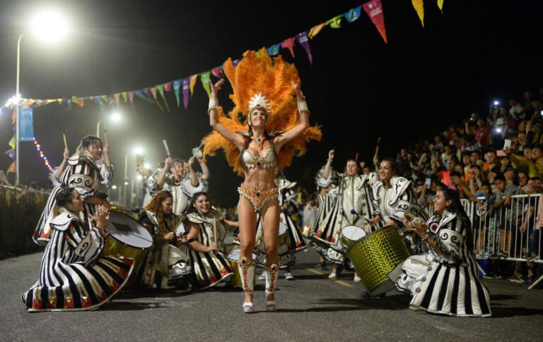 Con gran convocatoria, el espíritu de carnaval se adueñó de la ‘Repu’