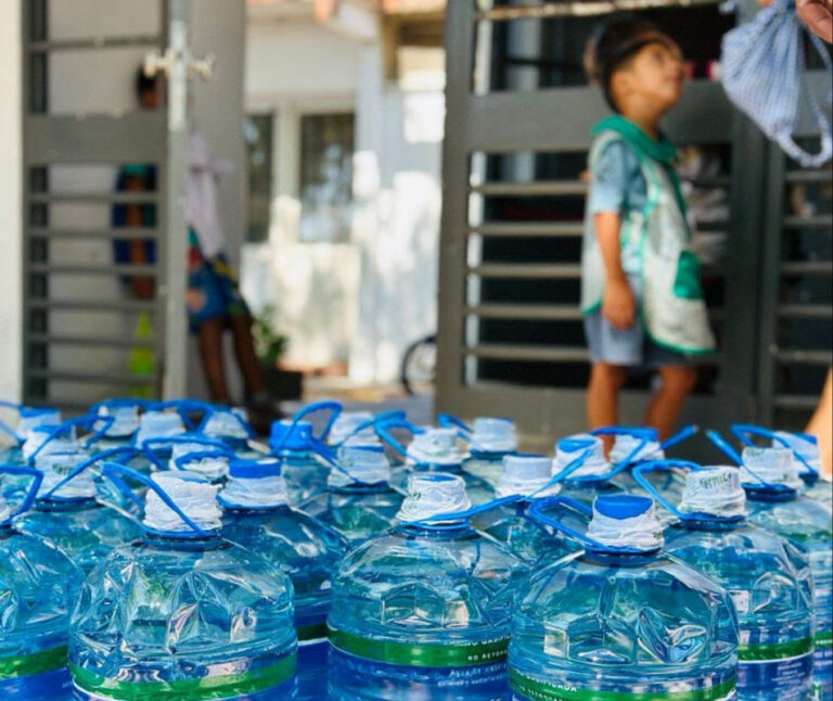 Distribuimos agua en más de 160 escuelas de La Plata