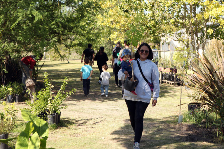 En el Día de la Tierra, árboles nativos en el Parque Ecológico