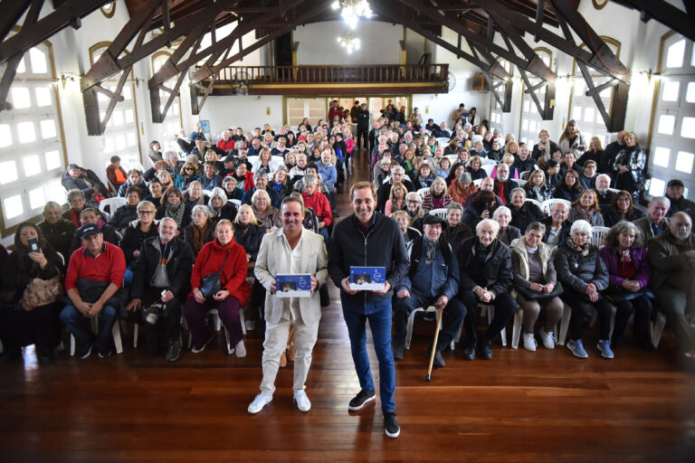 Garro entregó tablets a más de 200 jubilados y pidió “seguir trabajando