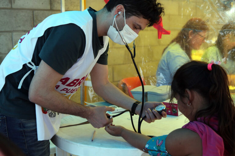 Chequeos de salud para todes en comedores y centros barriales.