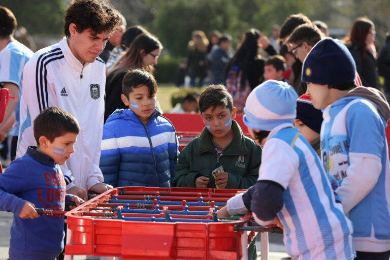 Con Fan Fest, menús mundialistas y traslados gratuitos, La Plata invita