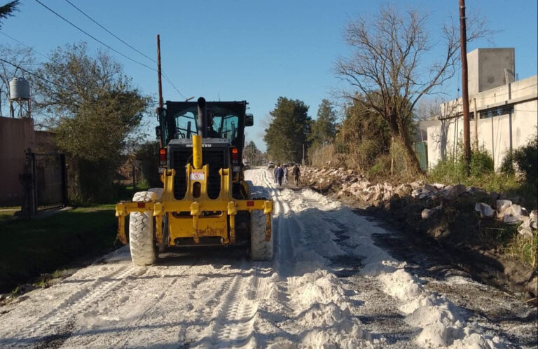 Mas pavimentación, mas ensanches,   y tareas hidráulicas varias.