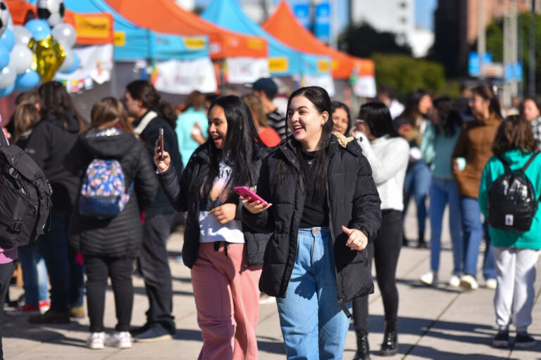 En Plaza Moreno, La Plata despide las vacaciones de invierno