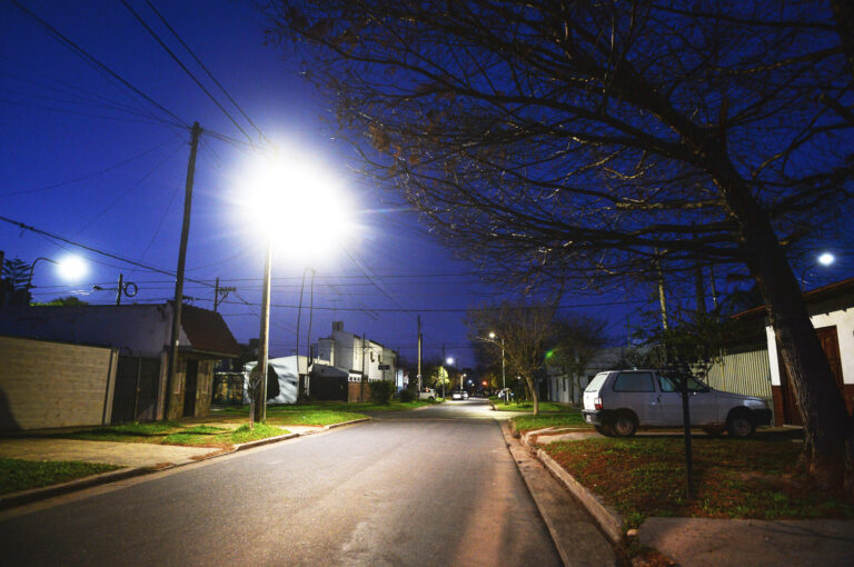 La Plata sumará 800 nuevas columnas LED en los barrios platenses