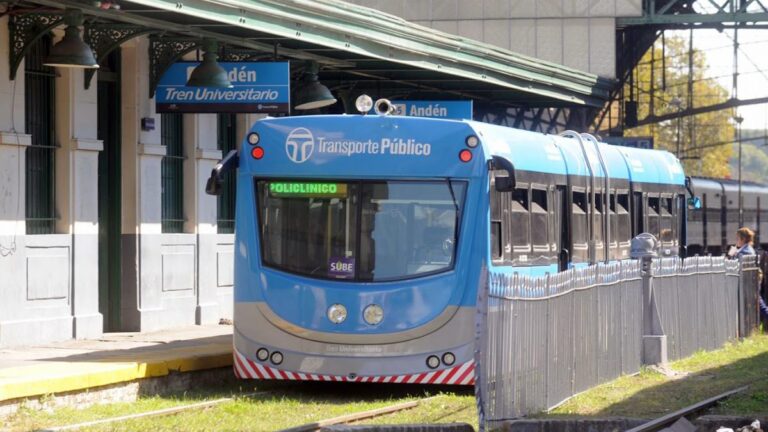 Inauguran un nuevo tramo del hermoso tren universitario en LP