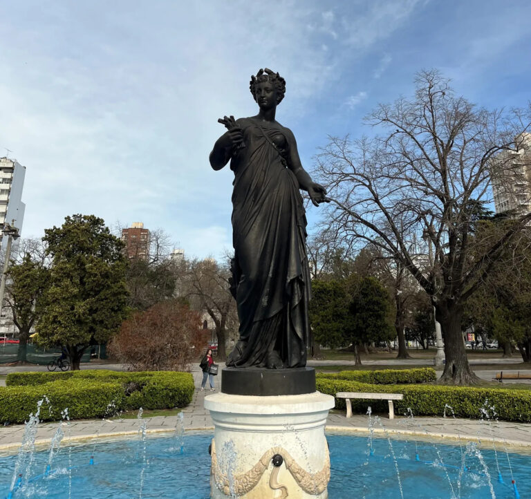 La historia de las estatuas que hacen “cuernitos” a la catedral