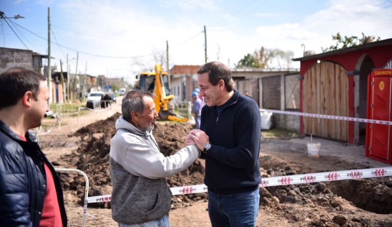 Julio Garro anunció la extensión del servicio de cloacas y agua en LP