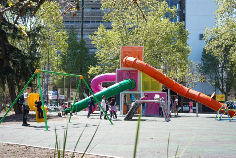 Así quedaron los nuevos patios de juegos de Plaza Moreno y Paso