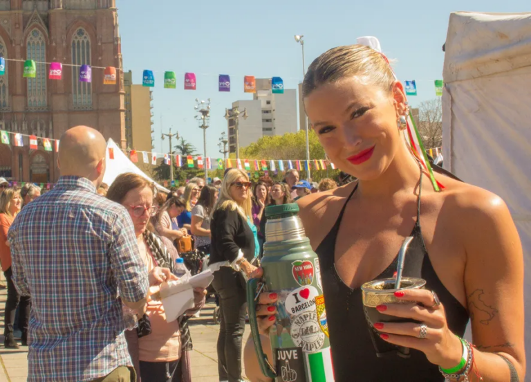 La ‘colectividad italiana en La Plata’ llenó de arte y gastronomía plaza Moreno