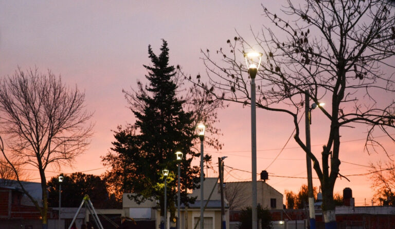 Seguimos iluminando las plazas barriales con nuevas columnas