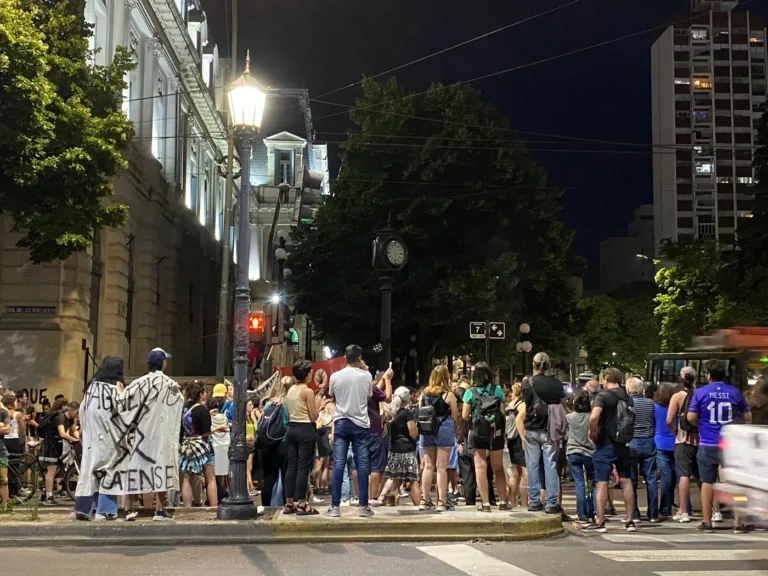 Vecinos realizaron el cuarto cacerolazo contra Javier Milei en La Plata