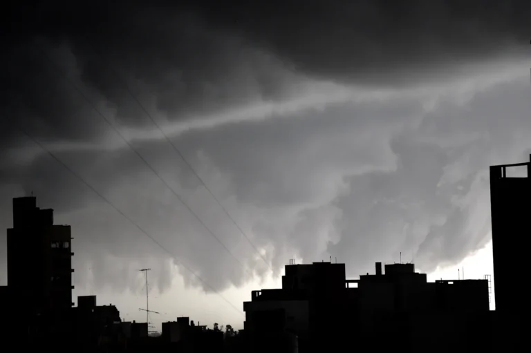 ¿Hasta cuándo hay riesgos de tormentas en La Plata este 2024?