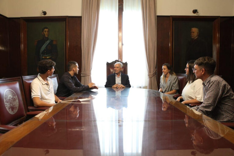 Alak recibió a cuatro jóvenes platenses que representarán al país