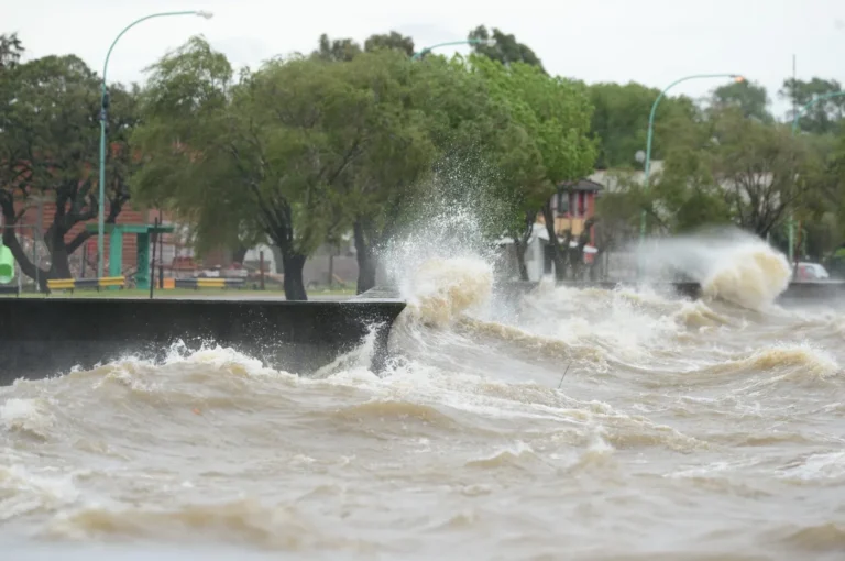 Alerta en la región por la crecida del Río de la Plata aceleradamente