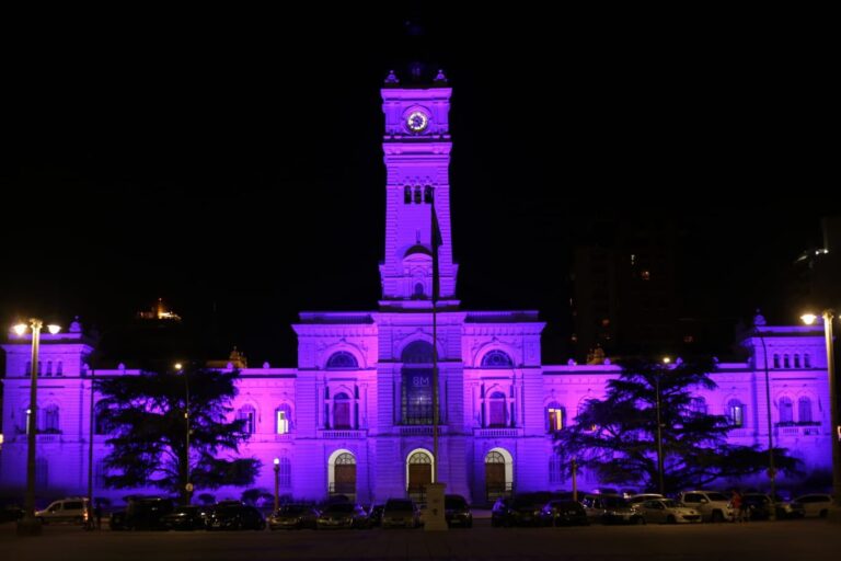 Día Internacional de la Mujer y la muni se puso violeta en su honor