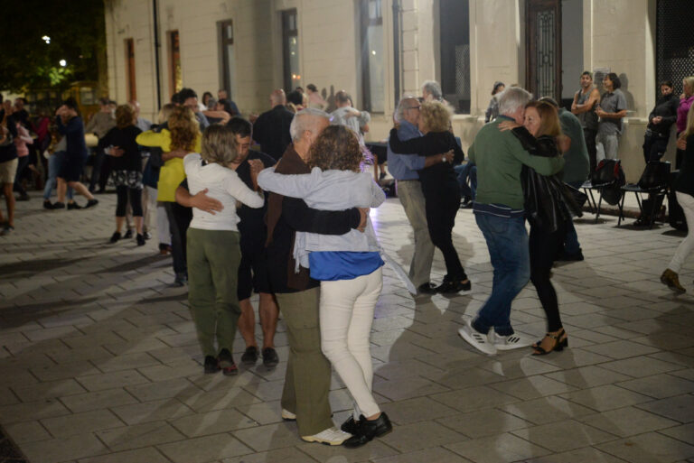 Otra vibrante noche de tango llega al centro cultural Islas Malvinas