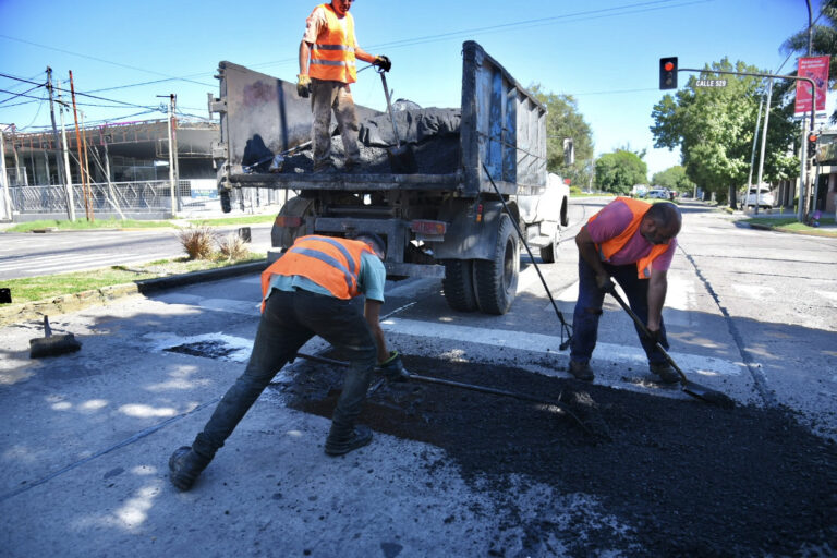 Ejecutamos tareas de bacheo en una decena de localidades platenses