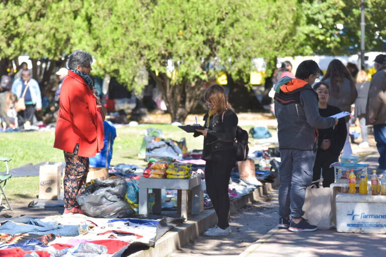 Relevamos puestos en calles y plazas para reconvertir la venta en la vía pública