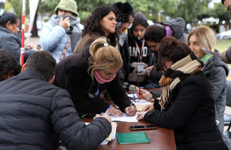 Consenso con vendedores ambulantes de Plaza Italia con Alak