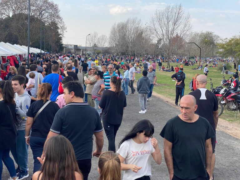 Exitoso debut del Paseo de Compras Meridiano Vcon mucha gente.