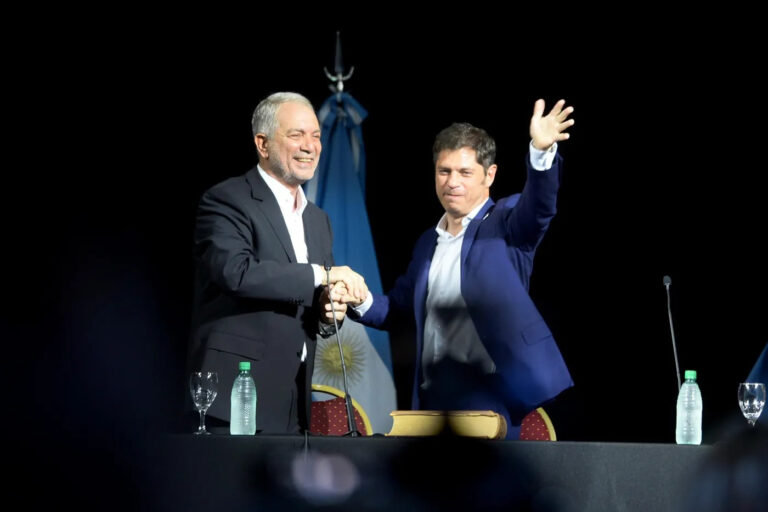 Axel Kicillof y a Julio Alak en el curso de formación política