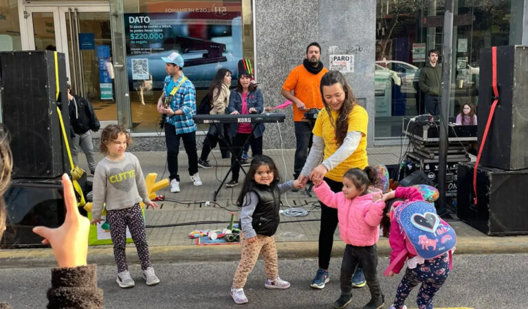 Más de 50 mil personas en la peatonal por el dia del niño en La Plata