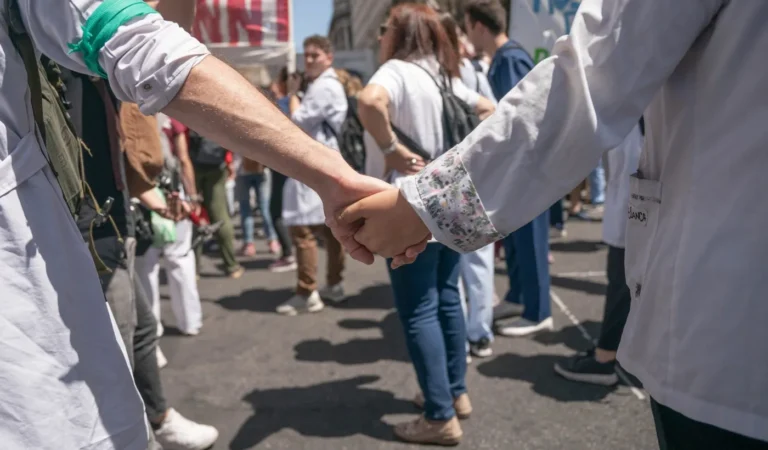 Los médicos de La Plata y trabajadores de los centros de salud se movilizan