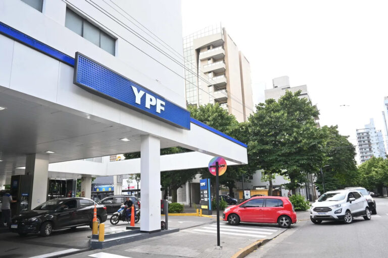 YPF confirmó que bajará el precio de los combustibles