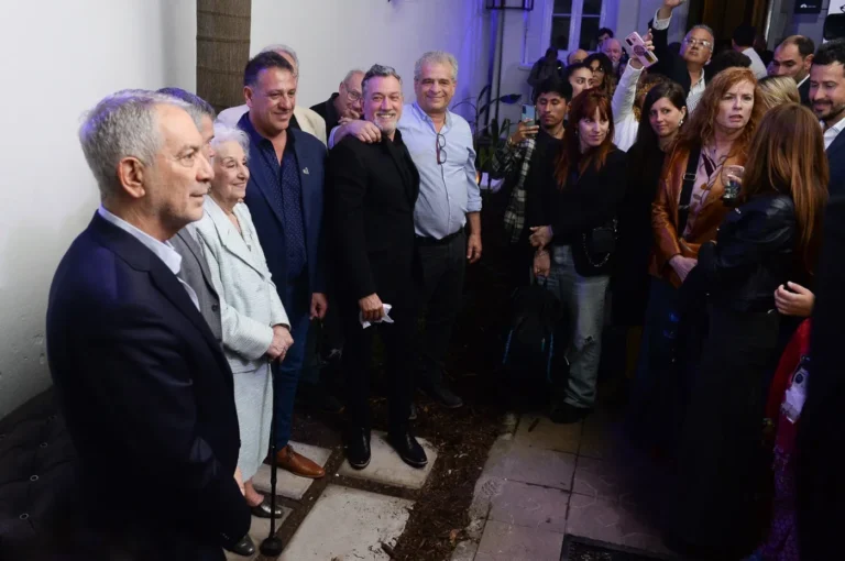 En un emotivo acto, Julio Alak inauguró el Patio de la Memoria y de los Artistas en el Teatro Coliseo Podestá