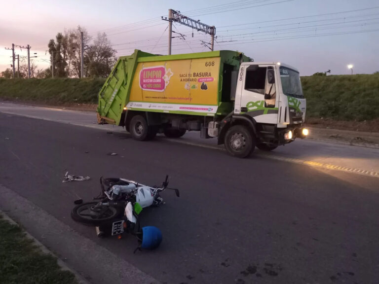 Accidente de tránsito en La Plata: un hombre en moto chocó con un camión de basura y murió