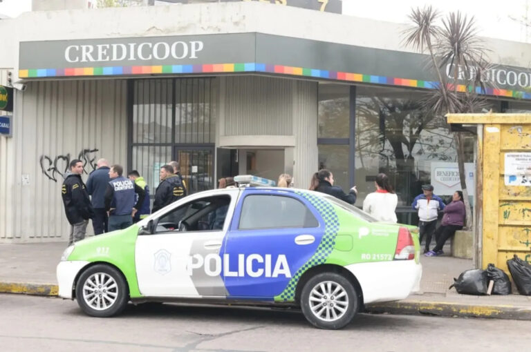 Una banda dio un golpe comando en un Banco Credicoop de La Plata