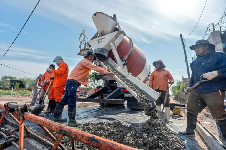 AUBASA comenzó con la pavimentación de la bajada de la nueva bajada de la autopista en La Plata