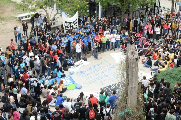 Estudiantes de la UNLP realizarán una asamblea interfacultades para definir la continuidad del plan de lucha