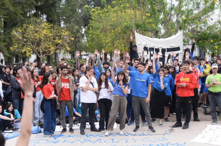 En la previa a la marcha de antorchas, las facultades de la UNLP siguen con tomas, asambleas y clases públicas