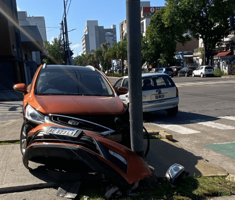 Un fuerte choque entre dos autos en La Plata terminó con una mujer atendida por el SAME