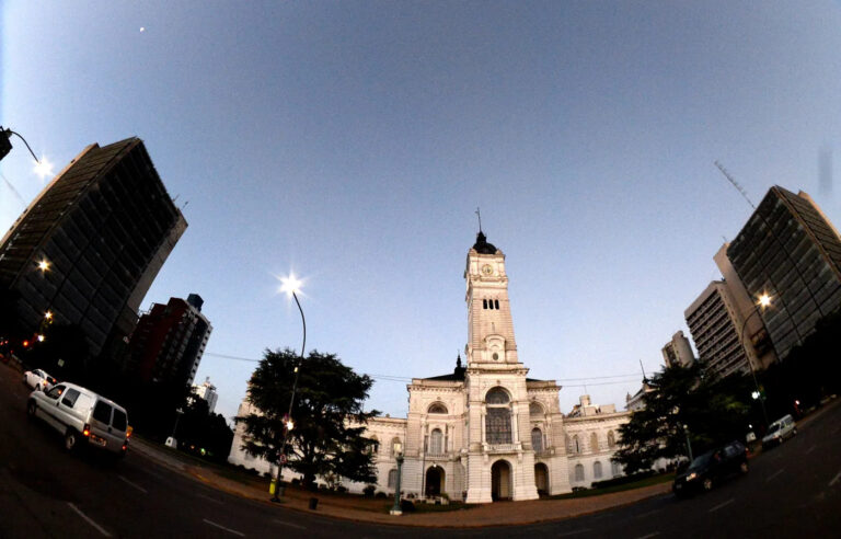 La Plata: anuncian un nuevo aumento salarial del 10% para los trabajadores municipales